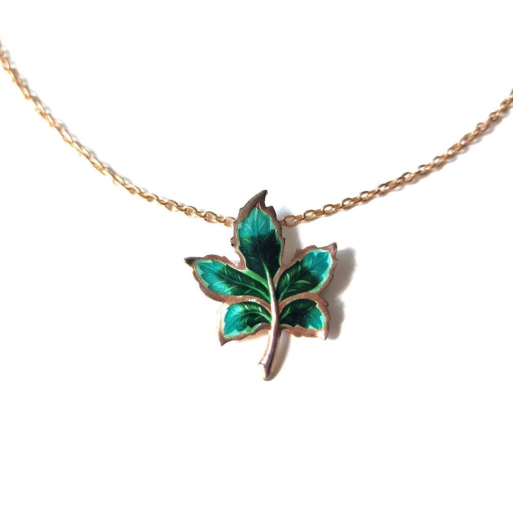 Green enamel maple leaf pendant necklace